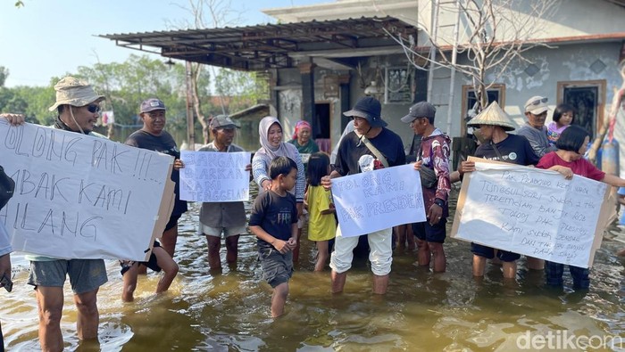 Warga menggelar aksi meminta bantuan kepada Presiden Prabowo karena banjir rob di Desa Tunggulsari Kecamatan Tayu, belum surut, Jumat (19/6/2026).