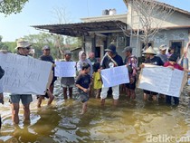 Sebulan Terendam Rob, Warga Tunggulsari Pati Demo Minta Tanggul Diperbaiki