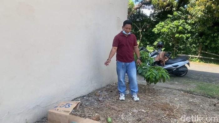 Warga menunjukan lokasi penemuan bayi di sebuah perumahan Kota Makassar.