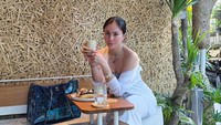 Coffee Eat Dessert repeat, tulis Wulan Guritno. Foto: dok istagram Wulan Guritno