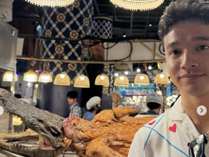 10 Momen Makan Fadly Faisal yang Curi Perhatian, Ada Buaya Panggang!