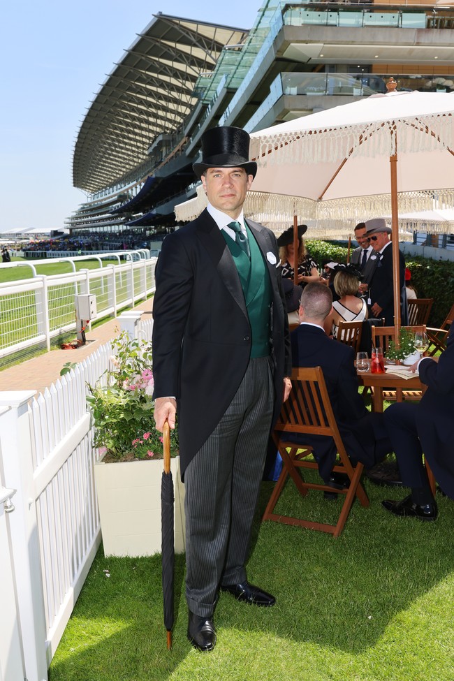 Adapun gayanya mengenakan jas hitam dengan rompi dan dasi hijau emerald yang elegan. Foto: Max Cisotti/Dave Benett/Getty Im/Dave Benett