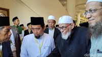 Kehadiran Abu Bakar Baasyir di Gontor menyita perhatian para tamu dan santri yang mengajak salam dan berfoto (Foto: Charolin Pebrianti/detikJatim)