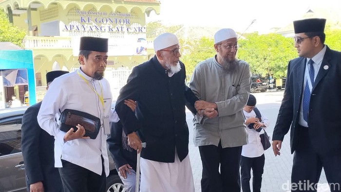 Abu Bakar Ba'asyir saat menghadiri rangkaian Milad seabad Pondok Modern Darussalam (PMD) Gontor di Ponorogo