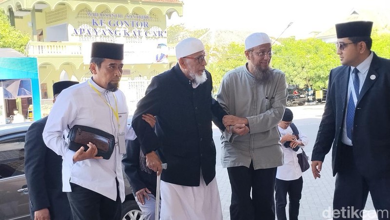 Abu Bakar Ba'asyir saat menghadiri rangkaian Milad seabad Pondok Modern Darussalam (PMD) Gontor di Ponorogo