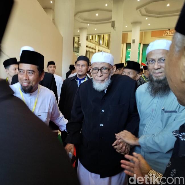 Momen Abu Bakar Baasyir Hadiri Milad Seabad PMD Gontor