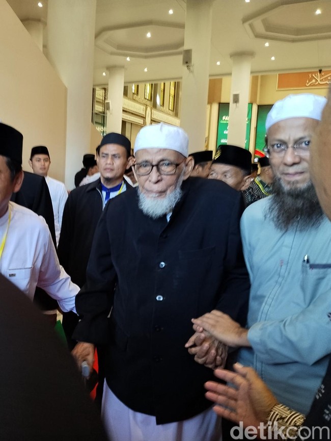Momen Abu Bakar Baasyir Hadiri Milad Seabad PMD Gontor