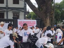 Apel Akbar Simpatisan MBG Bubar, Massa Bersihkan Sampah Secara Mandiri