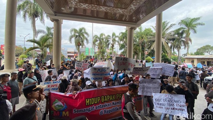 Aksi damai dukungan terhadap program MBG digelar ribuan warga Jember. Massa menilai program tersebut bukan hanya soal makanan bergizi, tetapi juga membawa manfaat ekonomi bagi masyarakat sekitar.