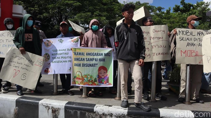 Aksi dukungan Program MBG di Bundaran Tugu Digulis Untan Pontianak, Sabtu (20/6/2026).