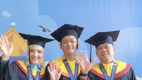 Banyak orang bermimpi membuat orang tuanya bangga saat wisuda. Hari ini, saya mendapatkan lebih dari itu: saya bisa merasakan kebahagiaan wisuda bersama Papaku dan bundaku. Sebuah momen yang mengingatkan bahwa setiap pencapaian tidak pernah diraih sendirian. Terima kasih untuk semuanya @ashanty_ash @ananghijau, tulis Azriel dalam Instagram miliknya dilihat detikcom, Minggu (21/6/2026). Foto: dok instagram Anang, Ashanty dan Azriel