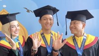 Ashanty diketahui lulus sebagai pendidikan program doktor (S3) jurusan Pengembangan Sumber Daya Manusia (PSDM), Azriel dan Anang lulus dari Program Magister Pengembangan Sumber Daya Manusia (PSDM). Foto: dok instagram Anang, Ashanty dan Azriel
