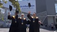 Potret ketiganya melaksanakan wisuda bareng di Universitas Airlangga (UNAIR). Foto: dok instagram Anang, Ashanty dan Azriel