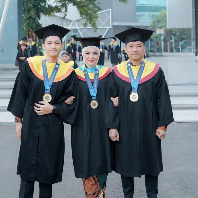 Bisa Dicontoh! Ashanty, Anang Hermansyah dan Azriel Wisuda Bareng