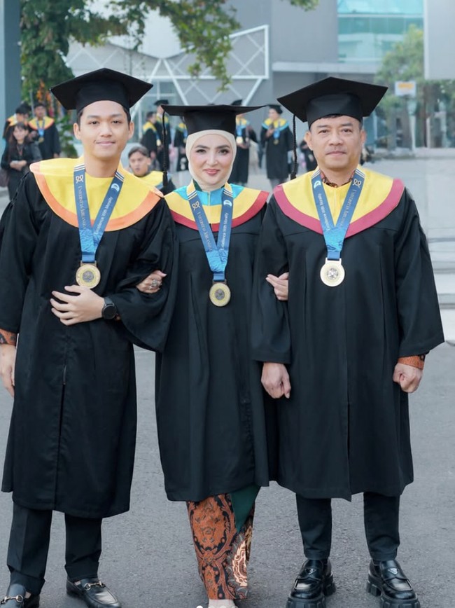 Bisa Dicontoh! Ashanty, Anang Hermansyah dan Azriel Wisuda Bareng