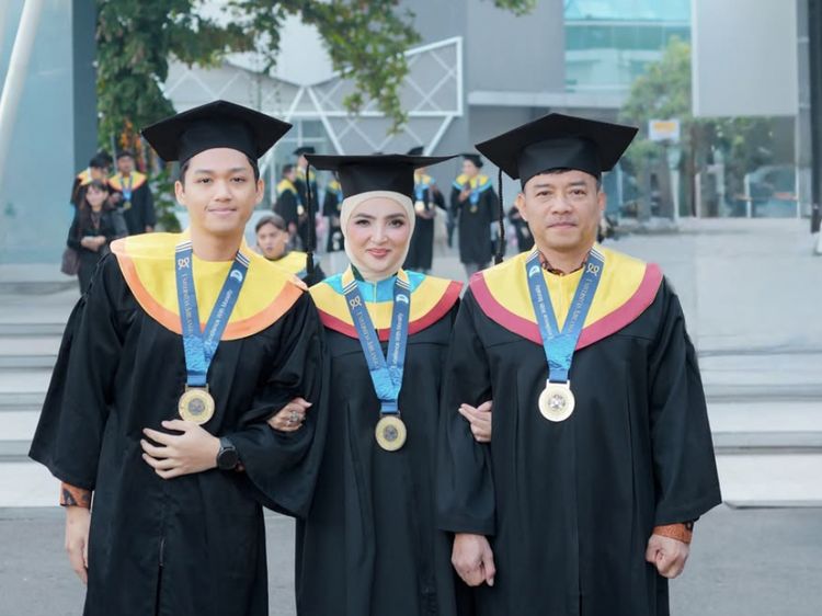 Bisa Dicontoh! Ashanty, Anang Hermansyah dan Azriel Wisuda Bareng