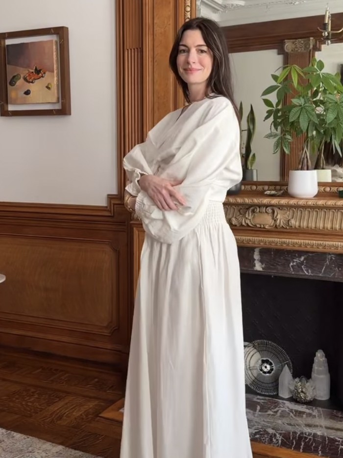 Senyum Manis Anne Hathaway Umumkan Hamil Anak Ketiga di Usia 43 Tahun