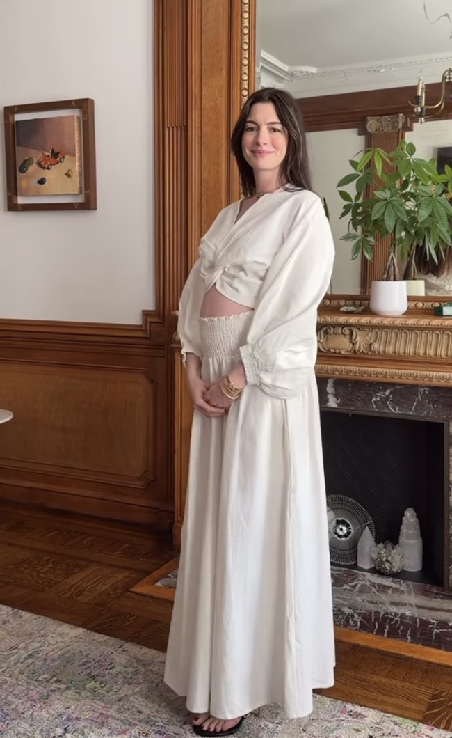 Aktris 43 tahun itu mengumumkan bahwa dirinya hamil anak ketiga dari pernikahannya dengan Adam Shulman pada 19 Juni 2026, atau beberapa bulan setelah tur promosi ‘The Devil Wears Prada 2’ berakhir. Foto: dok instagram Anne Hathaway
