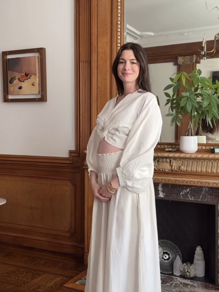 Senyum Manis Anne Hathaway Umumkan Hamil Anak Ketiga di Usia 43 Tahun