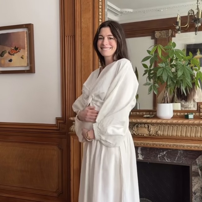 Kejutan! Anne Hathaway Hamil Anak Ketiga di Usia 43 Tahun