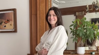 Anne Hathaway Hamil Anak Ketiga, Pamer Baby Bump di Instagram
