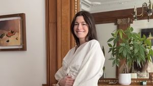 Senyum Manis Anne Hathaway Umumkan Hamil Anak Ketiga di Usia 43 Tahun