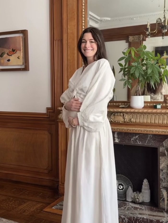 Senyum Manis Anne Hathaway Umumkan Hamil Anak Ketiga di Usia 43 Tahun