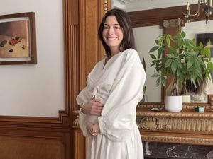 Anne Hathaway Hamil Anak Ketiga, Pamer Baby Bump di Instagram