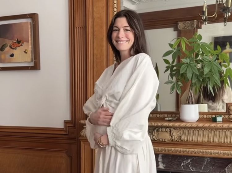 Senyum Manis Anne Hathaway Umumkan Hamil Anak Ketiga di Usia 43 Tahun