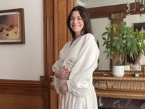 Video: Anne Hathaway Pamer Baby Bump, Hamil Anak ke-3 di Usia 43 Tahun