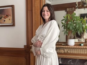 Video: Anne Hathaway Pamer Baby Bump, Hamil Anak ke-3 di Usia 43 Tahun