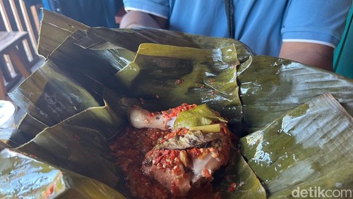 Ayam songkem khas Warung Tjitarasa di Batu Ringgit, Sekarbela, Mataram yang tengah viral di media sosial.