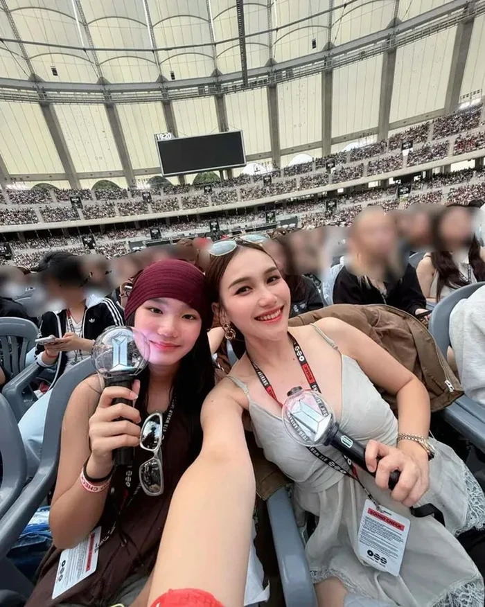 Ayu Ting Ting dan Bilqis nonton BTS di Busan.