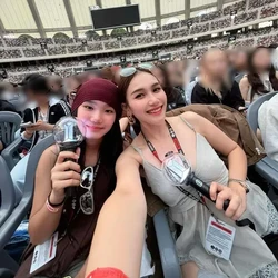 Mother-Daughter Goals! Ayu Ting Ting dan Bilqis Nonton BTS di Busan