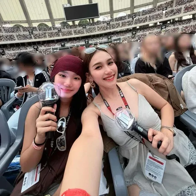 Mother-Daughter Goals! Ayu Ting Ting dan Bilqis Nonton BTS di Busan