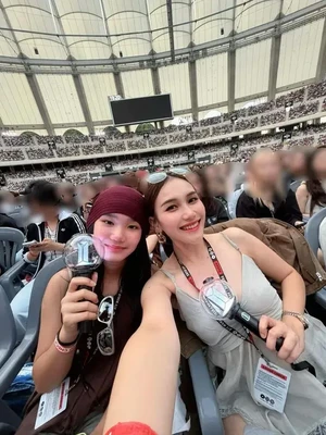 Mother-Daughter Goals! Ayu Ting Ting dan Bilqis Nonton BTS di Busan