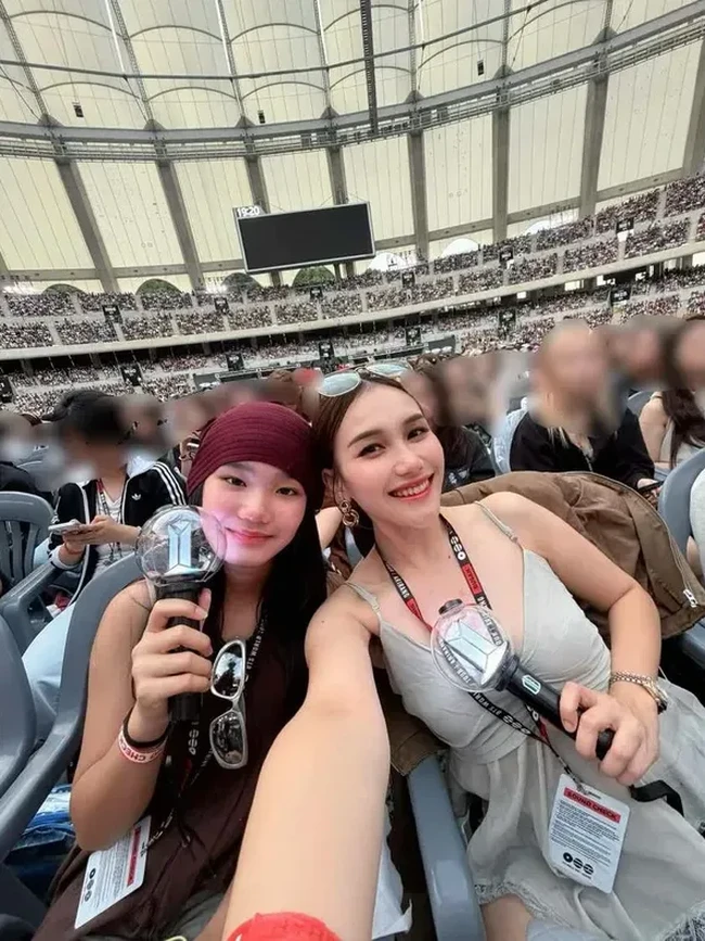 Mother-Daughter Goals! Ayu Ting Ting dan Bilqis Nonton BTS di Busan