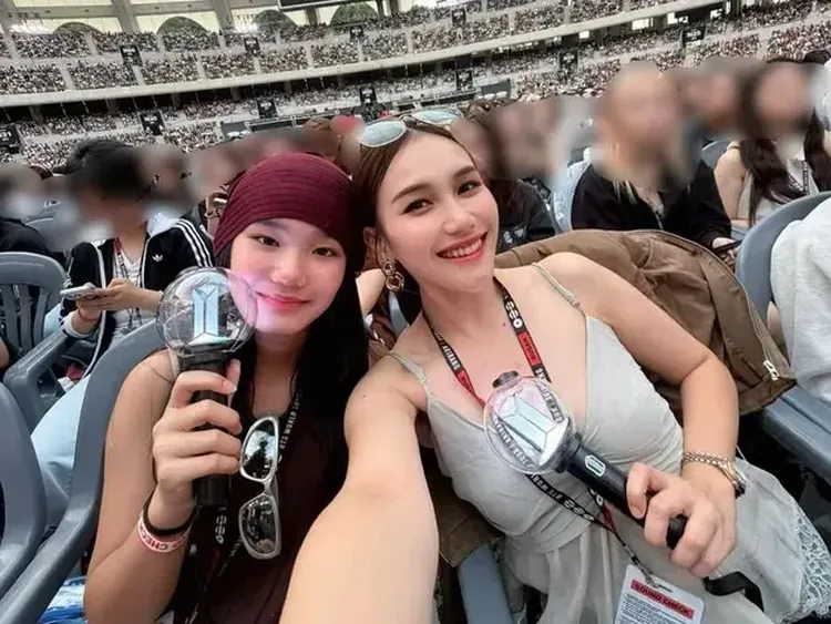 Mother-Daughter Goals! Ayu Ting Ting dan Bilqis Nonton BTS di Busan