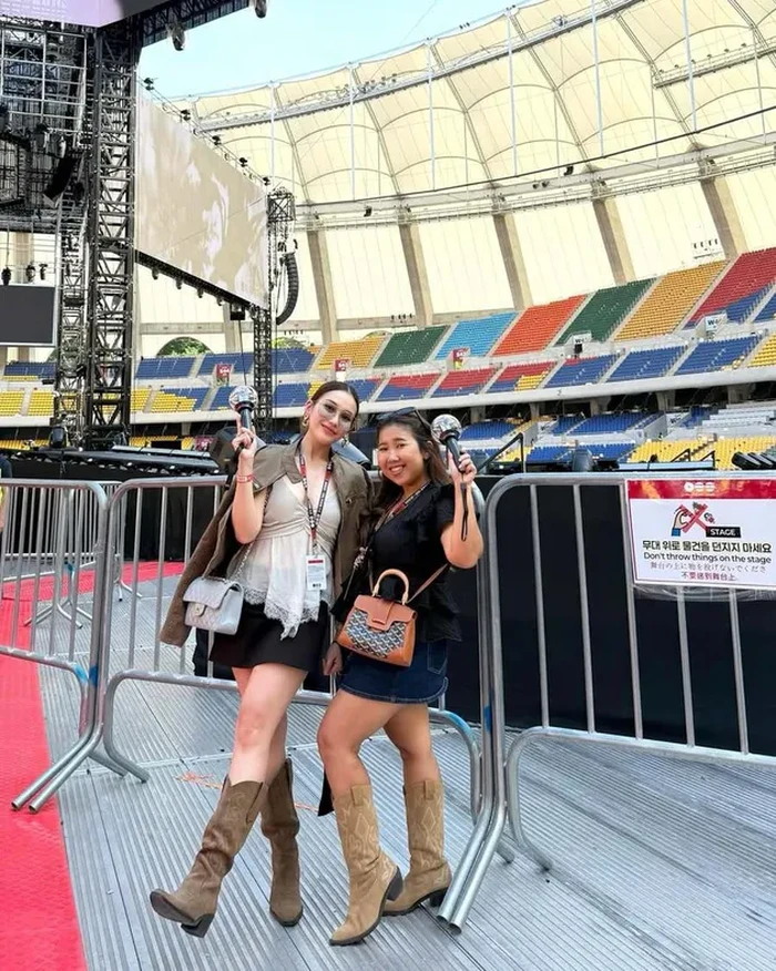 Ayu Ting Ting dan Bilqis nonton BTS di Busan.