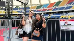 Mother-Daughter Goals! Ayu Ting Ting dan Bilqis Nonton BTS di Busan