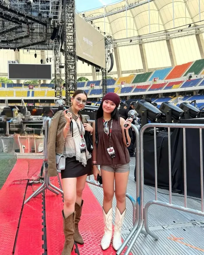 Ayu Ting Ting dan Bilqis nonton BTS di Busan.