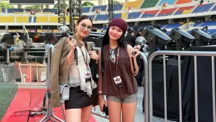 Ayu Ting Ting dan Bilqis nonton BTS di Busan.