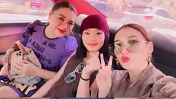 Mother-Daughter Goals! Ayu Ting Ting dan Bilqis Nonton BTS di Busan