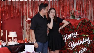 Di hari bahagianya itu, ia mendapatkan kejutan dari kekasihnya, Kevin. Foto: dok instagram Ayu Ting Ting