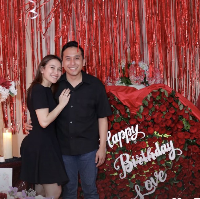 Go Public! Happy Birthday Love dari Kevin untuk Ayu Ting Ting