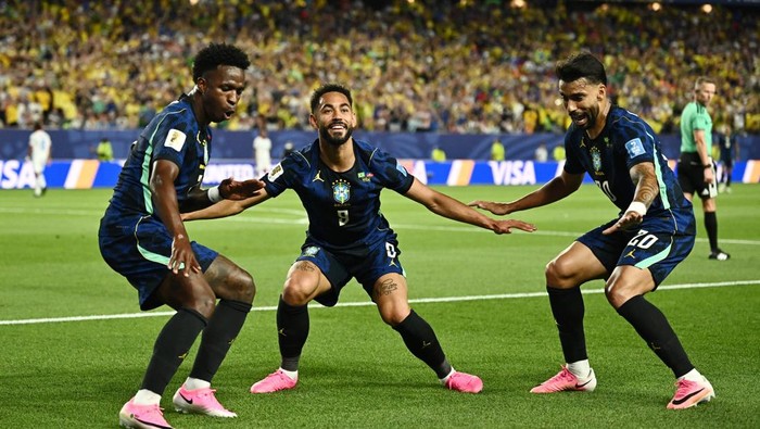 Soccer Football - FIFA World Cup 2026 - Group C - Brazil v Haiti - Philadelphia Stadium, Philadelphia, Pennsylvania, U.S. - June 19, 2026 Brazils Matheus Cunha celebrates scoring their second goal with Vinicius Junior and Lucas Paqueta REUTERS/Dylan Martinez