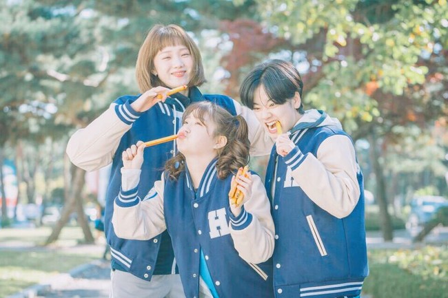 Setelah 10 tahun penayangan Weightlifting Fairy Kim Bok Joo, Cho Hae Jung kehilangan banyak berat badan dan terlihat langsing. Ia memukau netizen dengan penampilannya saat mendatangi butik Fendi. Foto-fotonya yang dibagikan di Instagram pun menjadi perbincangan di forum komunitas Korea. Foto: dok. Instagram @haejung_c