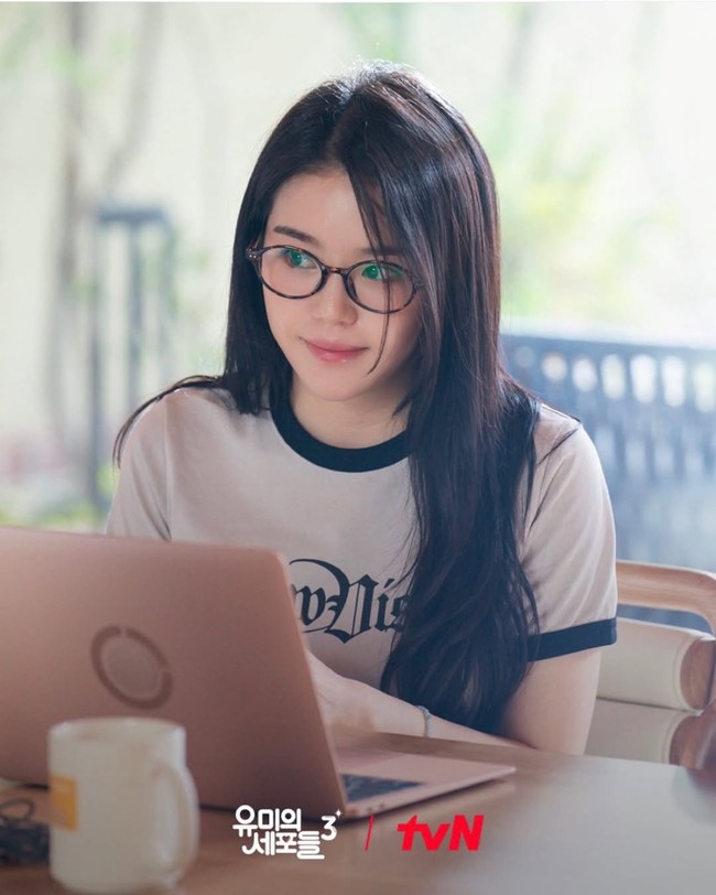 Drama Korea Our Blues menandai comeback-nya setelah sempat empat tahun vakum. Aktris 33 tahun ini kemudian tampil di Yumi’s Cells 3. Di mana ia berperan sebagai salah satu karyawan kantor Julie Publishing dan beradu akting dengan Kim Go Eun. Foto: dok. Instagram @haejung_c