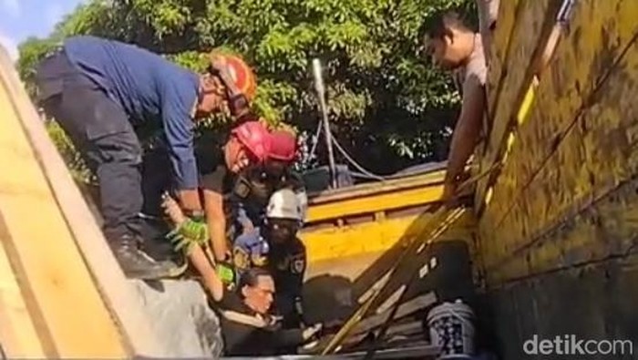 Damkar Klaten evakuasi karyawan tertimpa marmer.