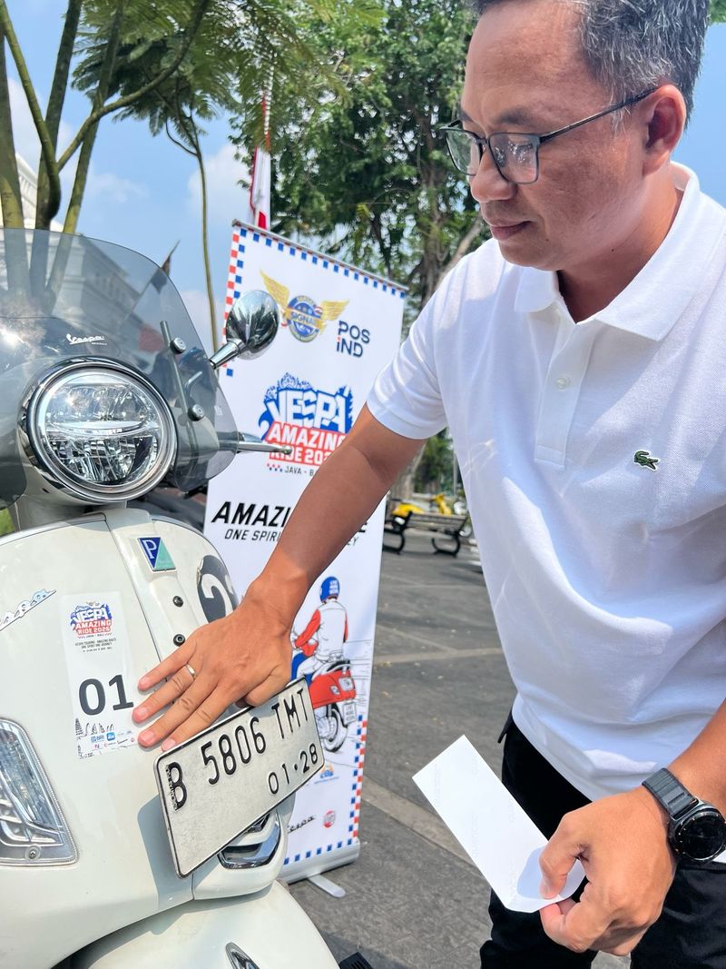 Demi meningkatkan sadar pajak, Aplikasi SIGNAL (Samsat Digital Nasional) bersama PT Pos Indonesia menggelar Vespa Amazing Ride 2026. Demi meningkatkan sadar pajak, Aplikasi SIGNAL (Samsat Digital Nasional) bersama PT Pos Indonesia menggelar Vespa Amazing Ride 2026.